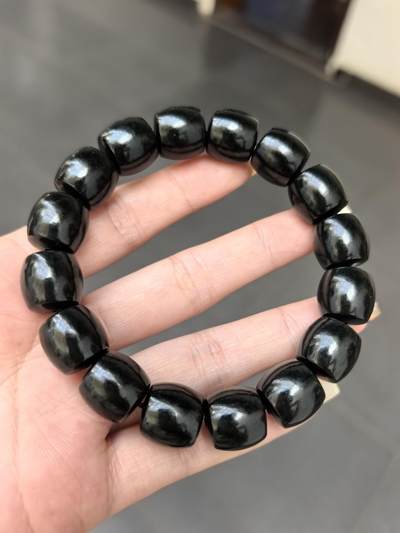 新疆和田黑青料桶珠手串佛珠男款，细度极佳。过灯青绿。黑如墨润如脂。实物实拍，所见即所得。尺寸：1.38cm*1.4cm克重：81.8g