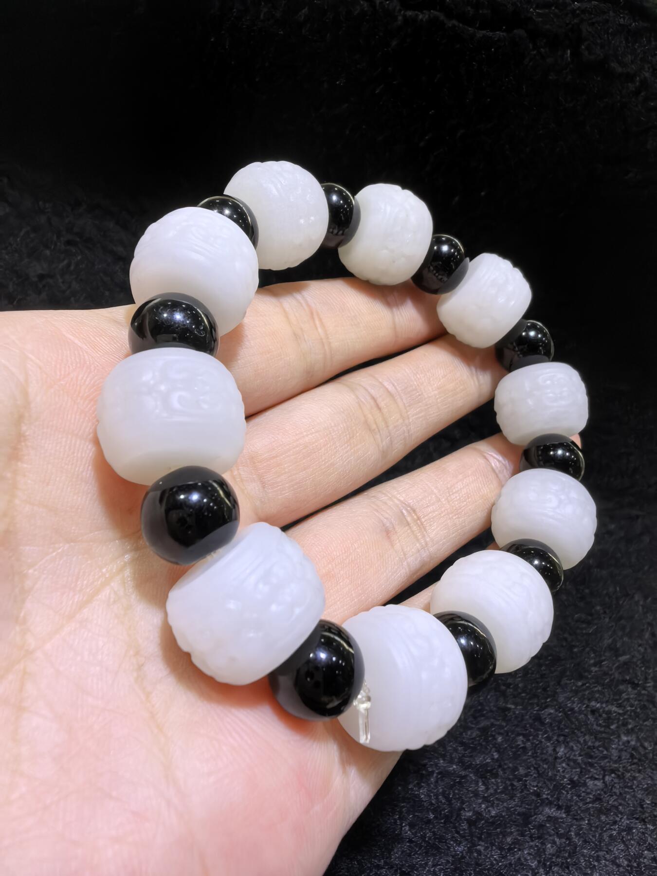新疆和田一级白手串佛珠男款，精雕祥云纹，脂粉足，个别珠微结构，配饰为黑曜石，尺寸：1.5cm*1.1cm 克重：61.6g