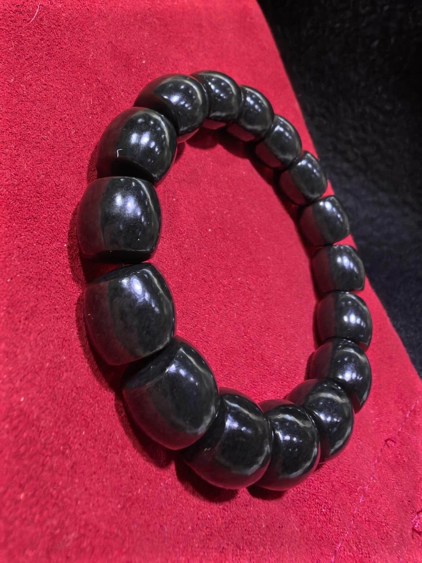 新疆和田黑青料桶珠手串佛珠男款，细度极佳。过灯青绿。黑如墨润如脂。实物实拍，所见即所得。尺寸：1.38cm*1.4cm克重：81.8g