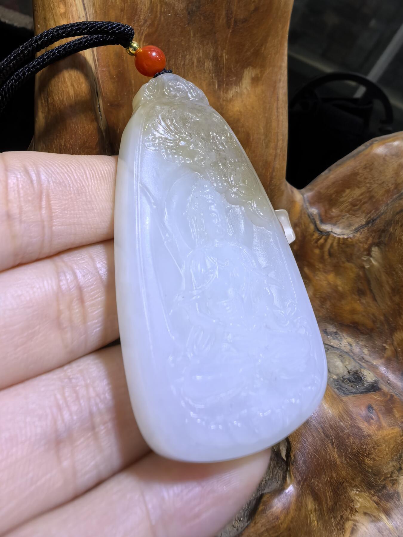 新疆和田且末糖料观音吊坠挂件男款，俏色巧雕，精雕细琢，脂粉十足，油润细腻，尺寸：6.1cm*3.2cm*1.0cm 克重：37g