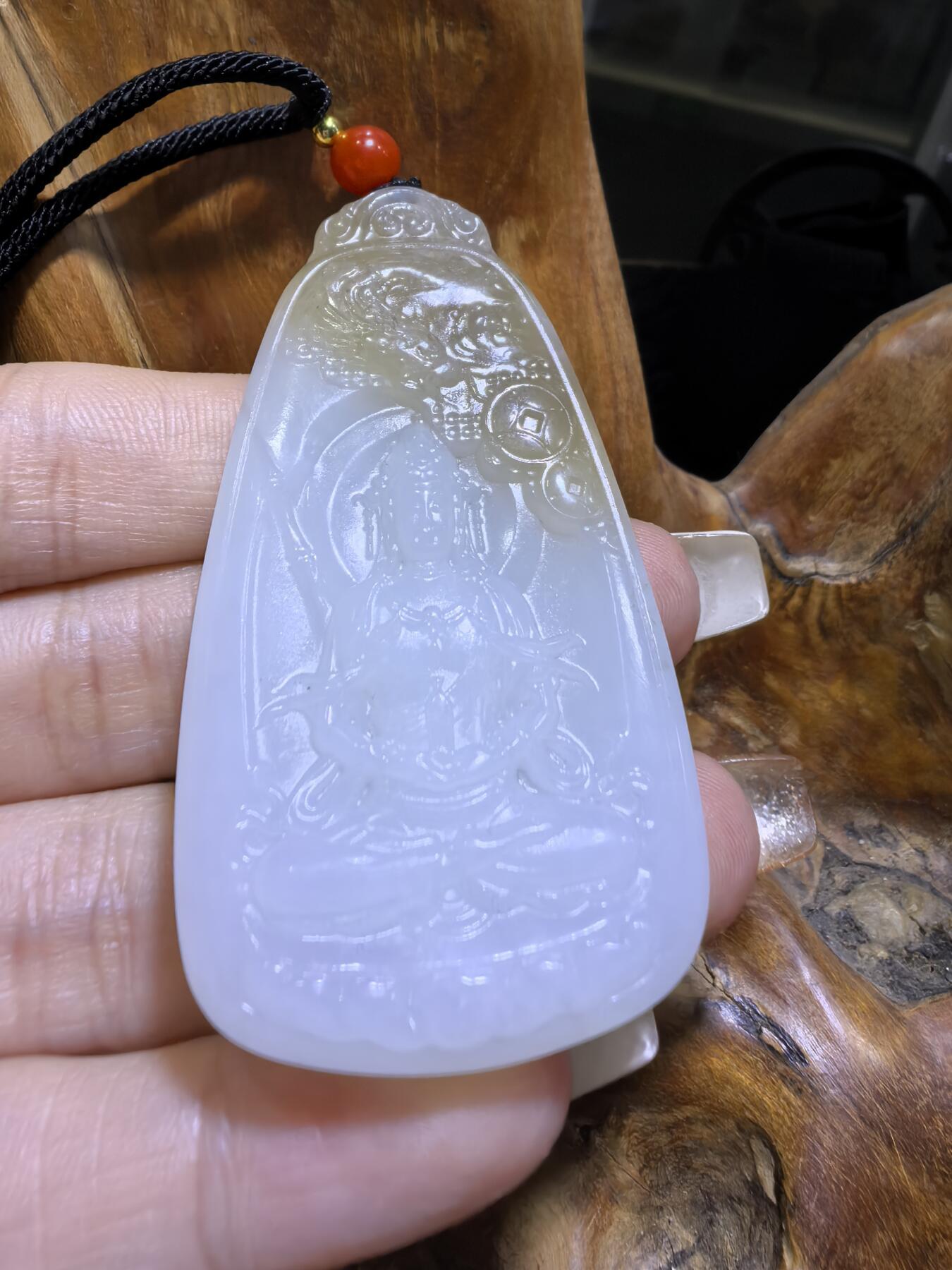 新疆和田且末糖料观音吊坠挂件男款，俏色巧雕，精雕细琢，脂粉十足，油润细腻，尺寸：6.1cm*3.2cm*1.0cm 克重：37g