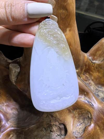 新疆和田且末糖料观音吊坠挂件男款，俏色巧雕，精雕细琢，脂粉十足，油润细腻，尺寸：6.1cm*3.2cm*1.0cm 克重：37g