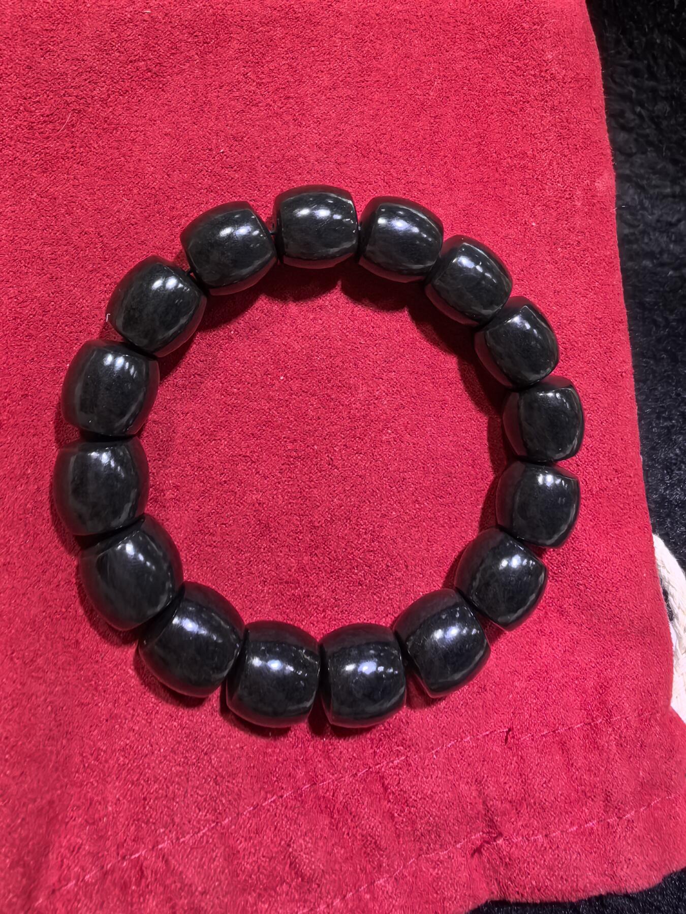 新疆和田黑青料桶珠手串佛珠男款，细度极佳。过灯青绿。黑如墨润如脂。实物实拍，所见即所得。尺寸：1.38cm*1.4cm克重：81.8g