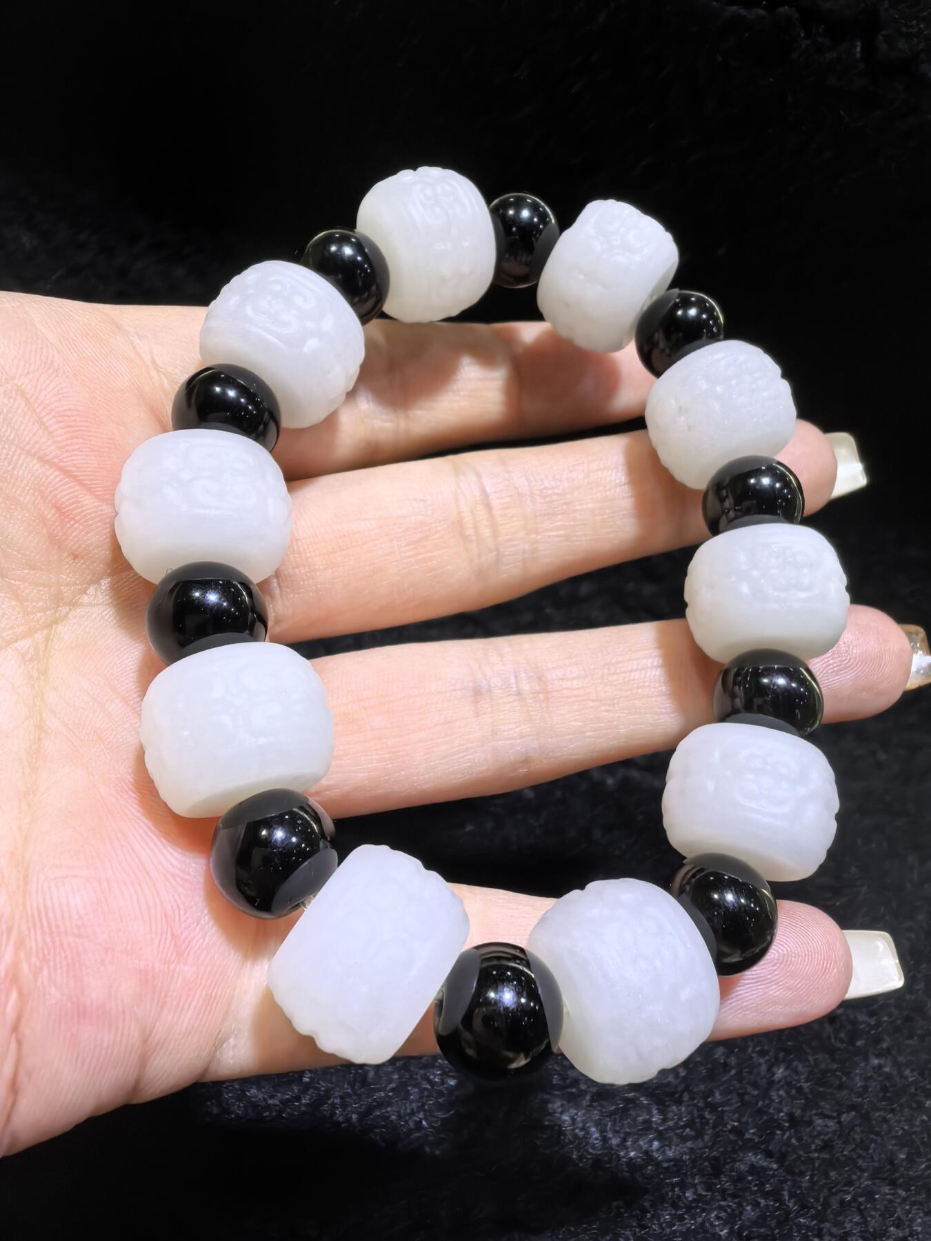 新疆和田一级白手串佛珠男款，精雕祥云纹，脂粉足，个别珠微结构，配饰为黑曜石，尺寸：1.5cm*1.1cm 克重：61.6g