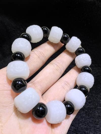 新疆和田一级白手串佛珠男款，精雕祥云纹，脂粉足，个别珠微结构，配饰为黑曜石，尺寸：1.5cm*1.1cm 克重：61.6g