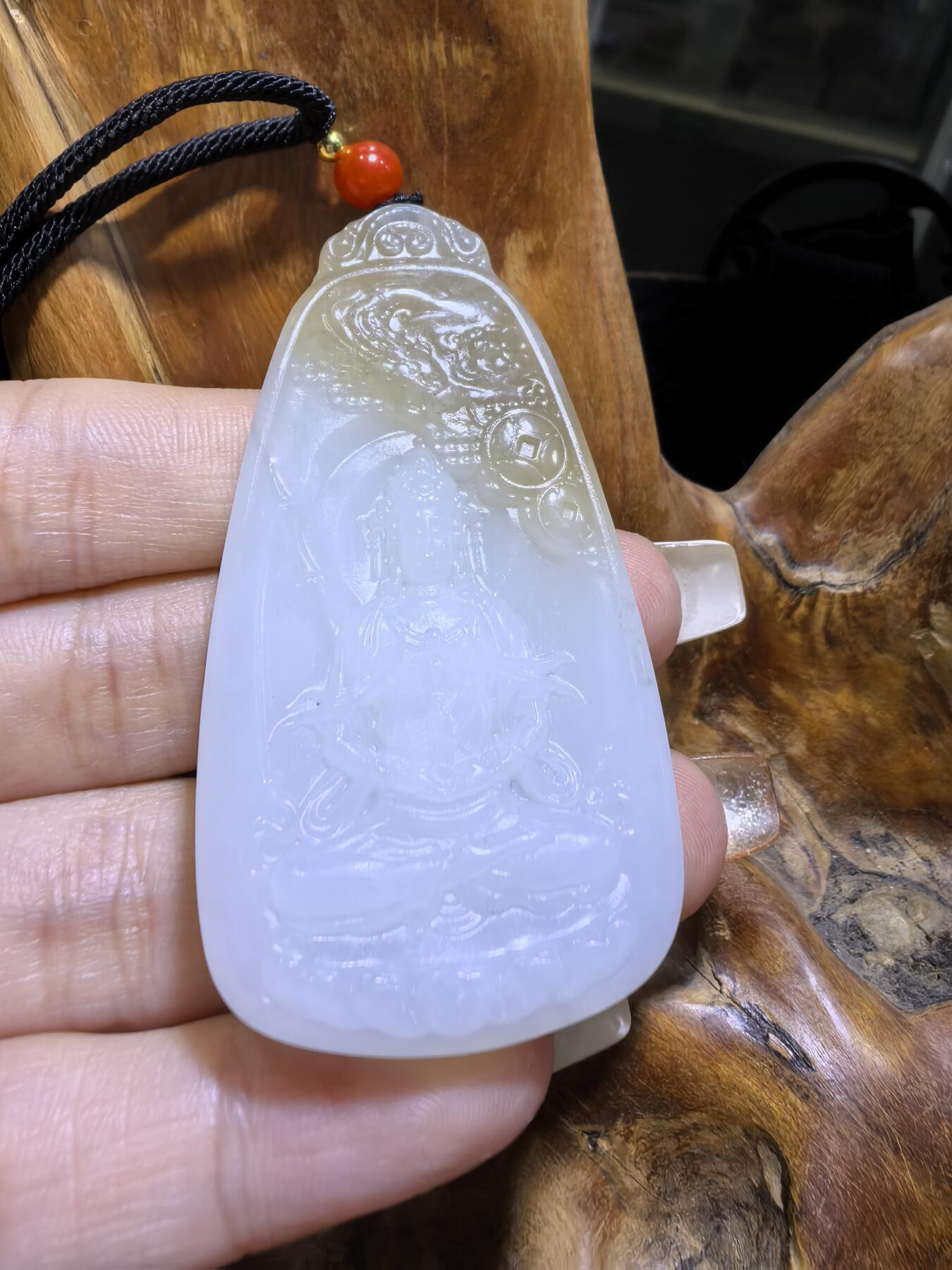 新疆和田且末糖料观音吊坠挂件男款，俏色巧雕，精雕细琢，脂粉十足，油润细腻，尺寸：6.1cm*3.2cm*1.0cm 克重：37g