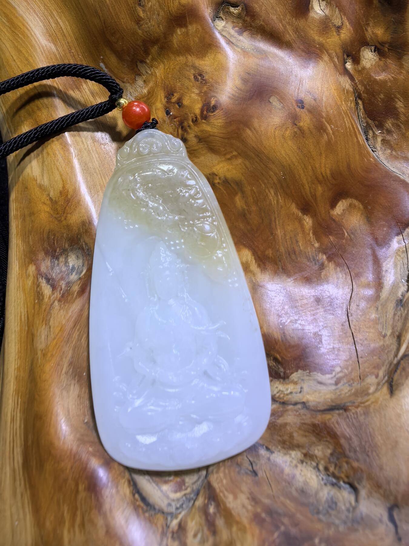 新疆和田且末糖料观音吊坠挂件男款，俏色巧雕，精雕细琢，脂粉十足，油润细腻，尺寸：6.1cm*3.2cm*1.0cm 克重：37g