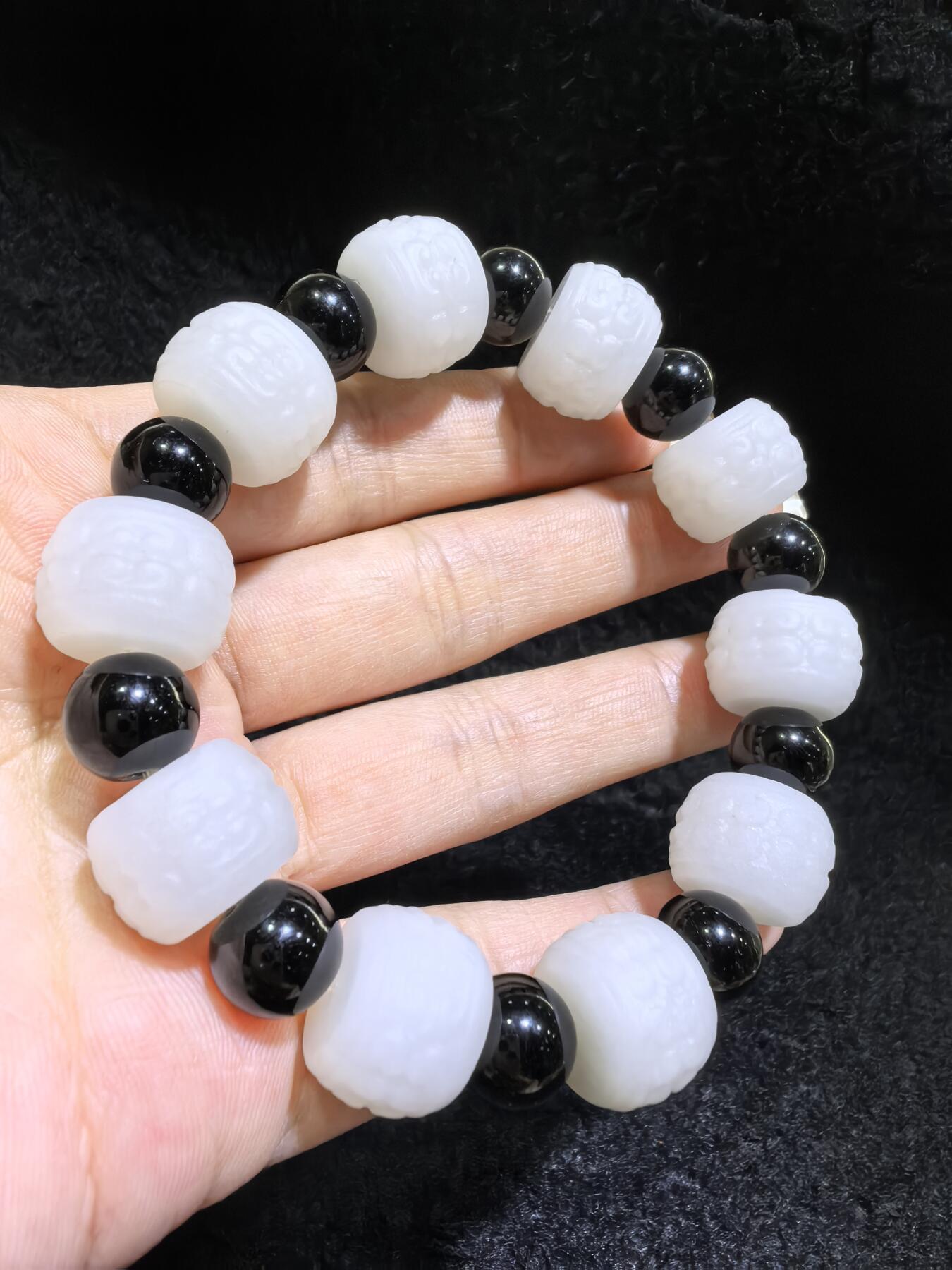 新疆和田一级白手串佛珠男款，精雕祥云纹，脂粉足，个别珠微结构，配饰为黑曜石，尺寸：1.5cm*1.1cm 克重：61.6g