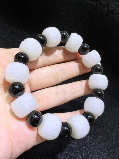 新疆和田一级白手串佛珠男款，精雕祥云纹，脂粉足，个别珠微结构，配饰为黑曜石，尺寸：1.5cm*1.1cm 克重：61.6g