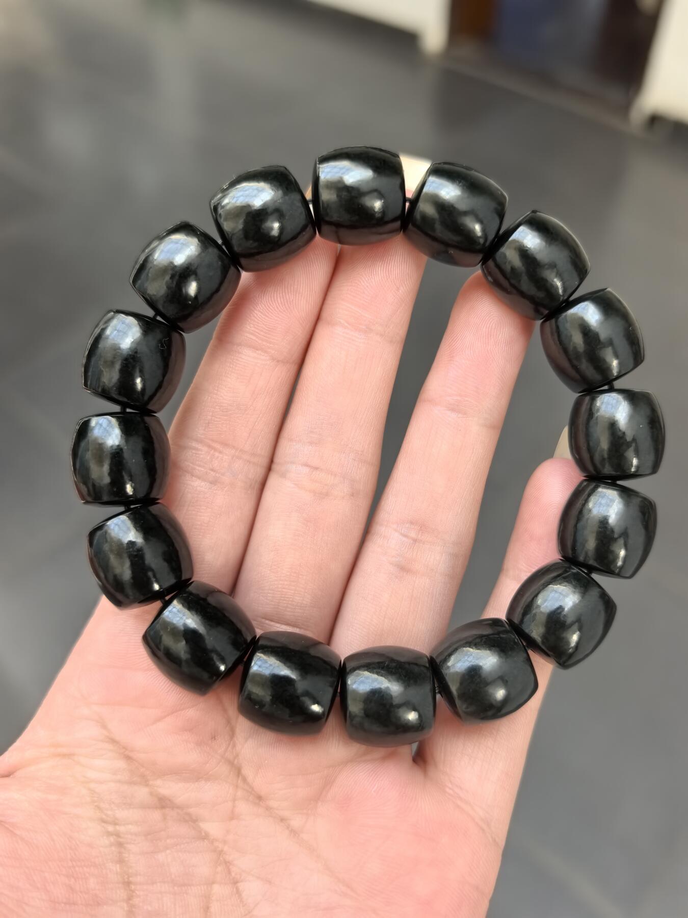 新疆和田黑青料桶珠手串佛珠男款，细度极佳。过灯青绿。黑如墨润如脂。实物实拍，所见即所得。尺寸：1.38cm*1.4cm克重：81.8g