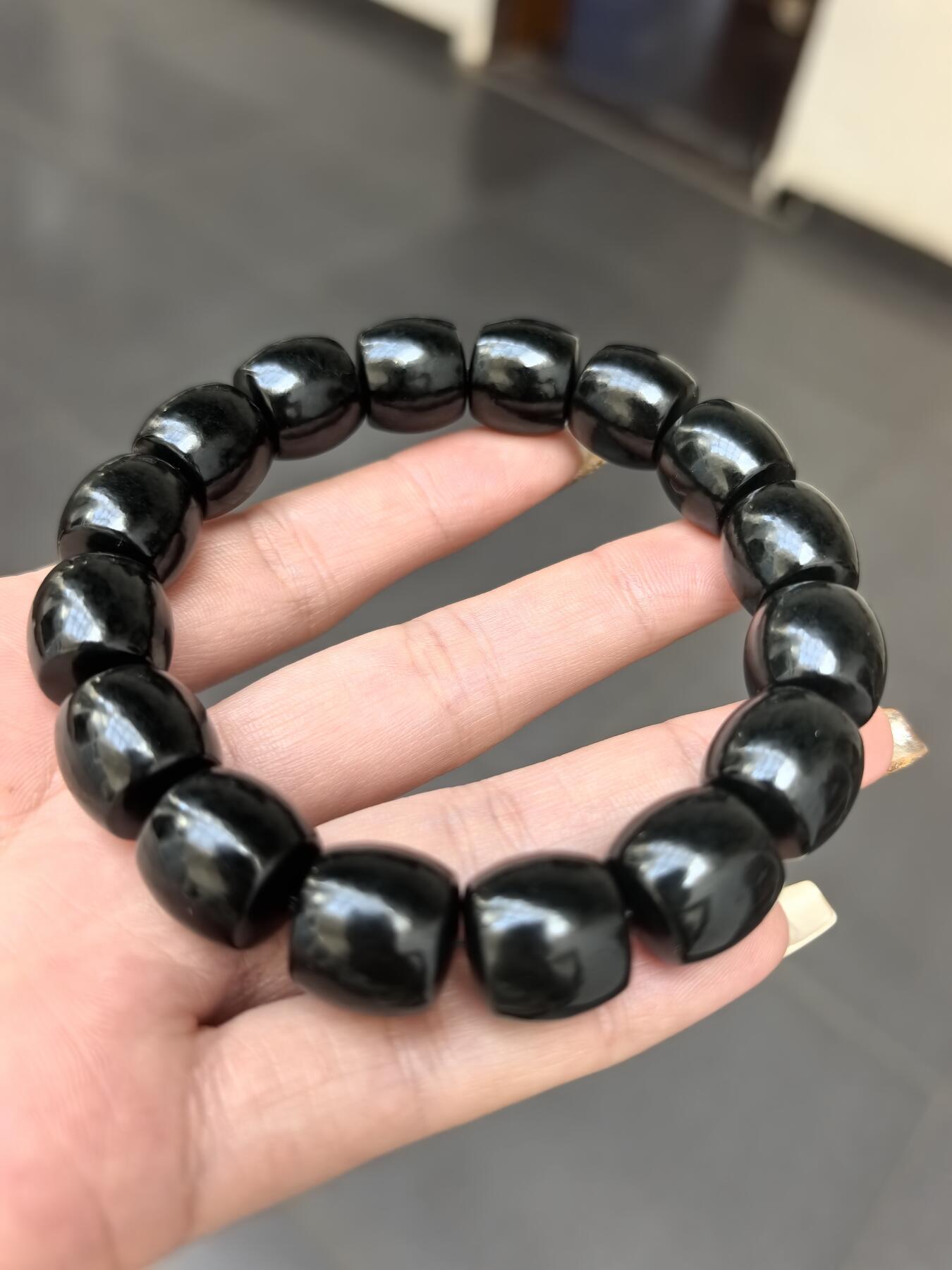 新疆和田黑青料桶珠手串佛珠男款，细度极佳。过灯青绿。黑如墨润如脂。实物实拍，所见即所得。尺寸：1.38cm*1.4cm克重：81.8g