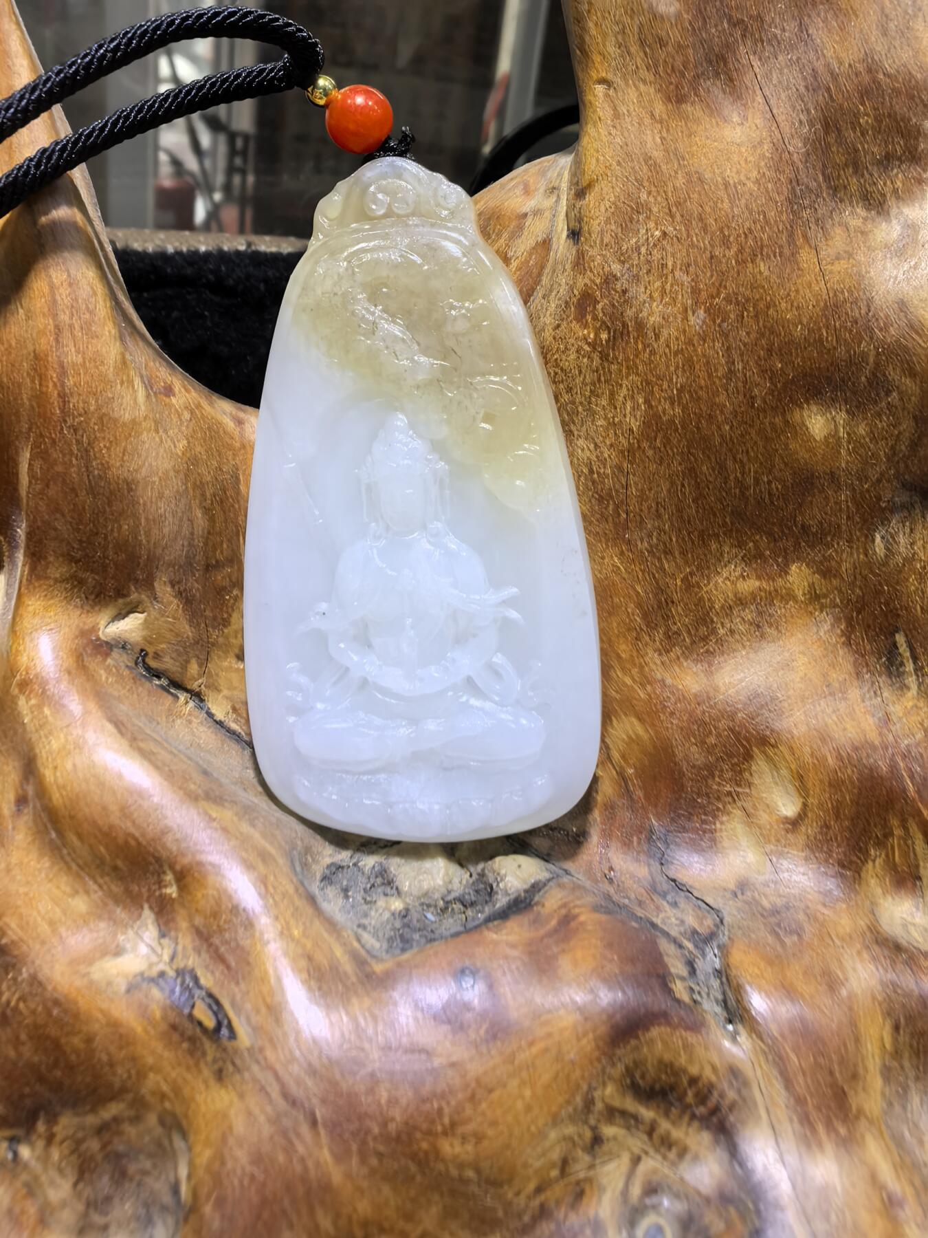 新疆和田且末糖料观音吊坠挂件男款，俏色巧雕，精雕细琢，脂粉十足，油润细腻，尺寸：6.1cm*3.2cm*1.0cm 克重：37g