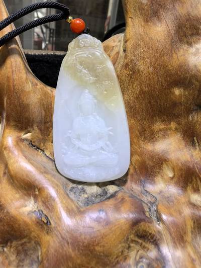 新疆和田且末糖料观音吊坠挂件男款，俏色巧雕，精雕细琢，脂粉十足，油润细腻，尺寸：6.1cm*3.2cm*1.0cm 克重：37g