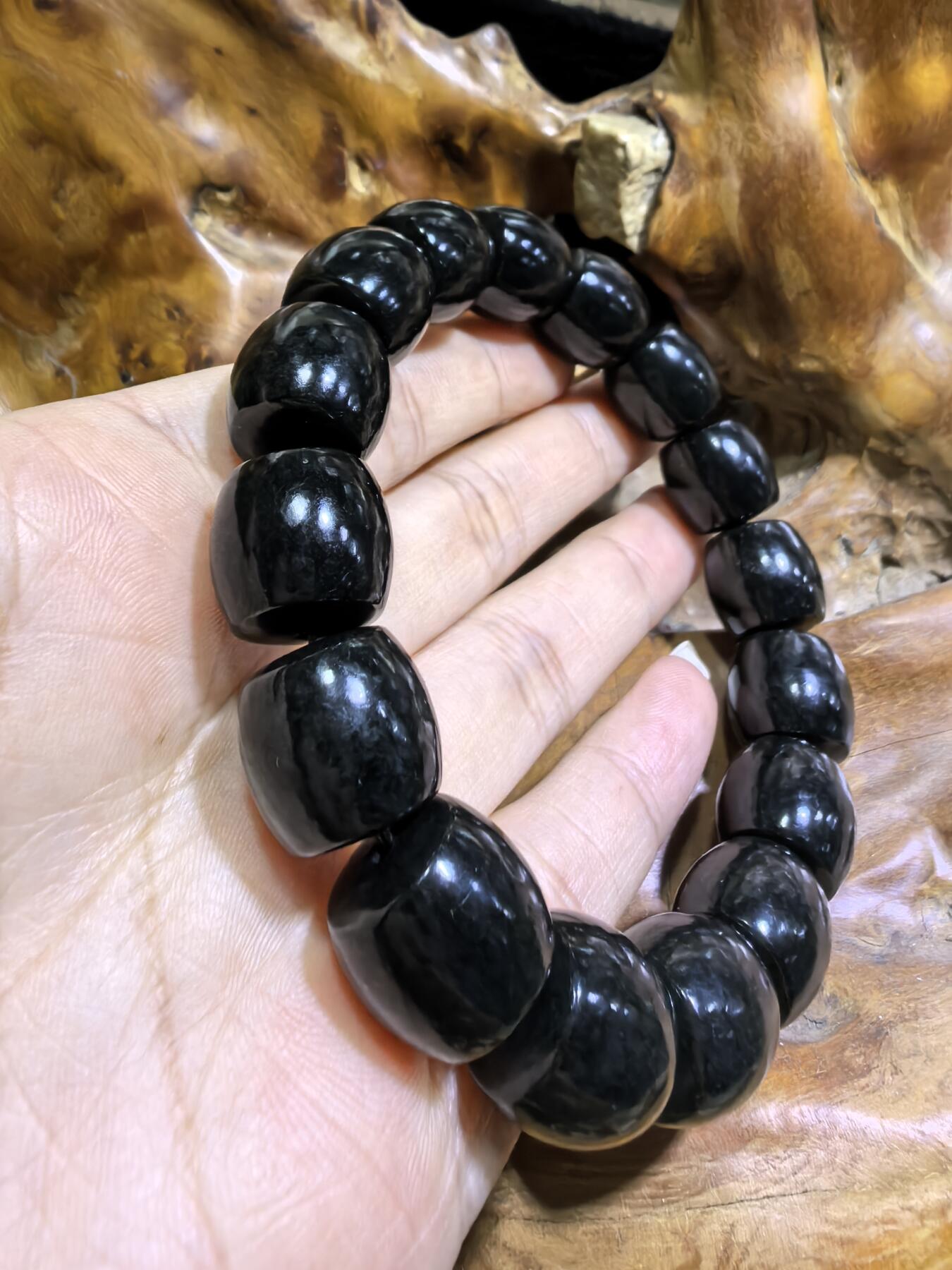 新疆和田黑青料桶珠手串佛珠男款，细度极佳。过灯青绿。黑如墨润如脂。实物实拍，所见即所得。尺寸：1.38cm*1.4cm克重：81.8g