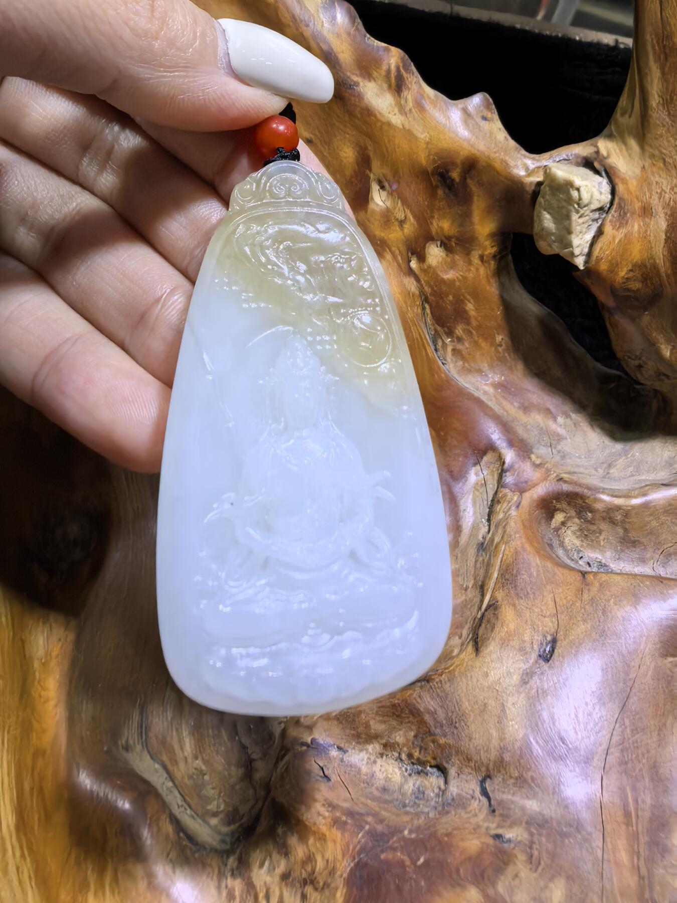 新疆和田且末糖料观音吊坠挂件男款，俏色巧雕，精雕细琢，脂粉十足，油润细腻，尺寸：6.1cm*3.2cm*1.0cm 克重：37g