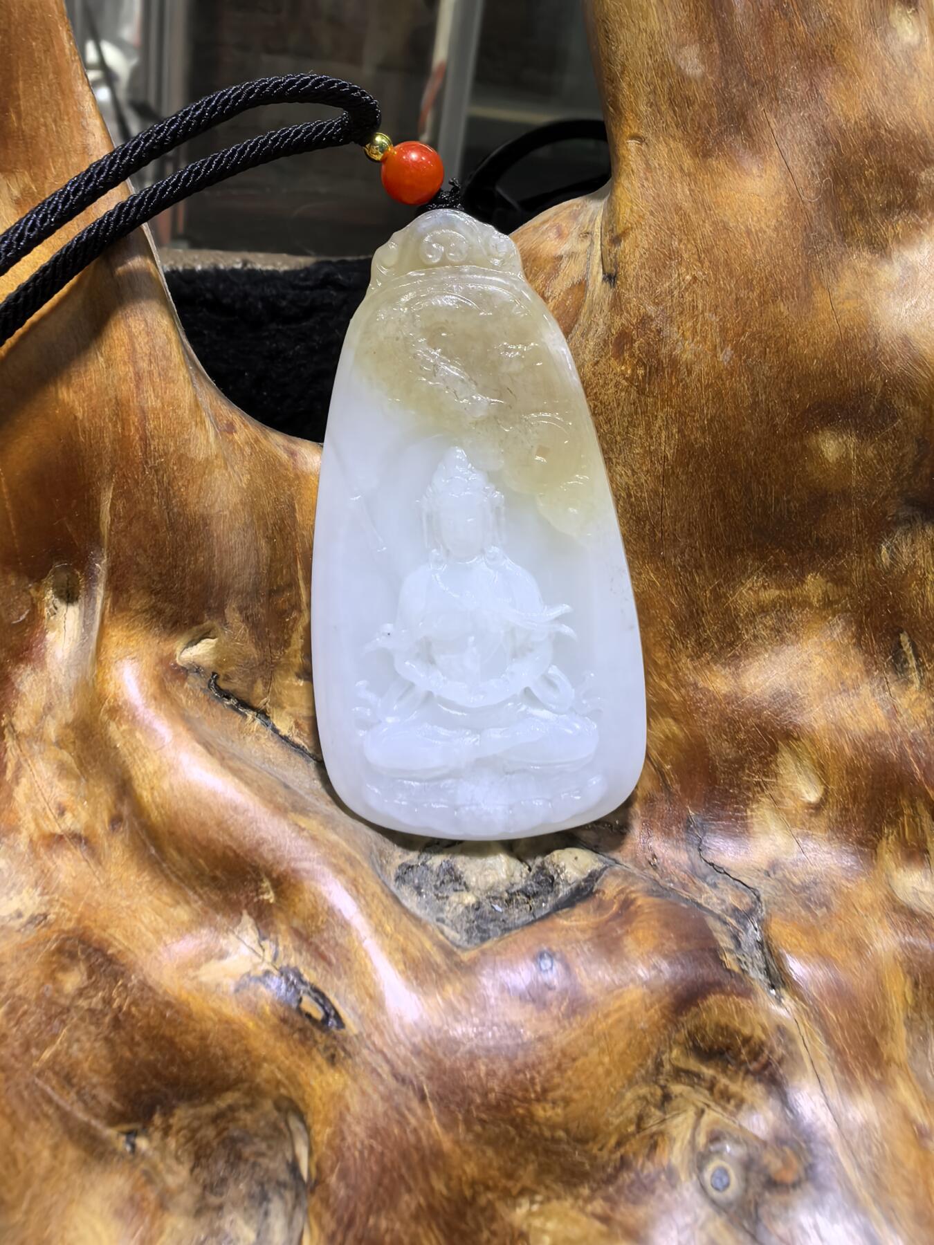 新疆和田且末糖料观音吊坠挂件男款，俏色巧雕，精雕细琢，脂粉十足，油润细腻，尺寸：6.1cm*3.2cm*1.0cm 克重：37g