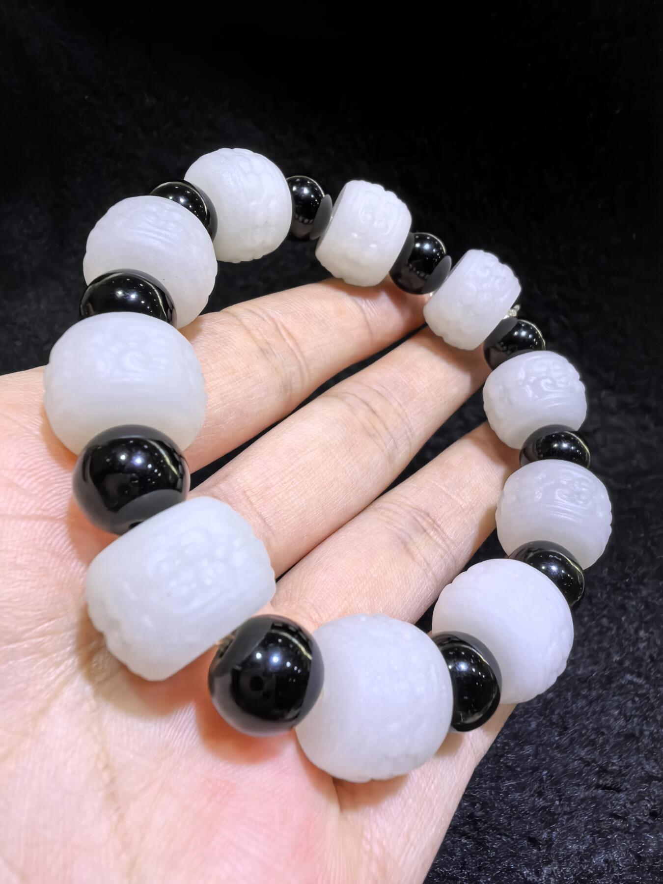新疆和田一级白手串佛珠男款，精雕祥云纹，脂粉足，个别珠微结构，配饰为黑曜石，尺寸：1.5cm*1.1cm 克重：61.6g