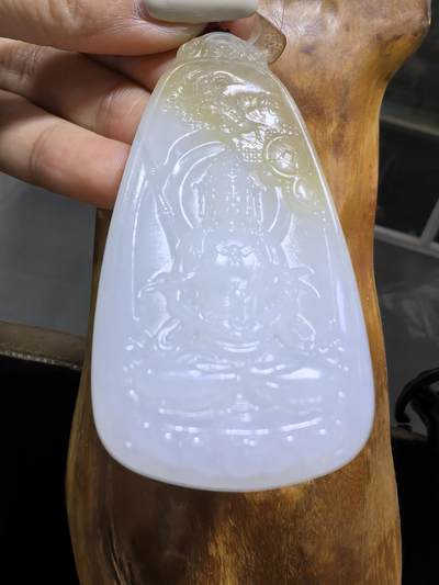 新疆和田且末糖料观音吊坠挂件男款，俏色巧雕，精雕细琢，脂粉十足，油润细腻，尺寸：6.1cm*3.2cm*1.0cm 克重：37g