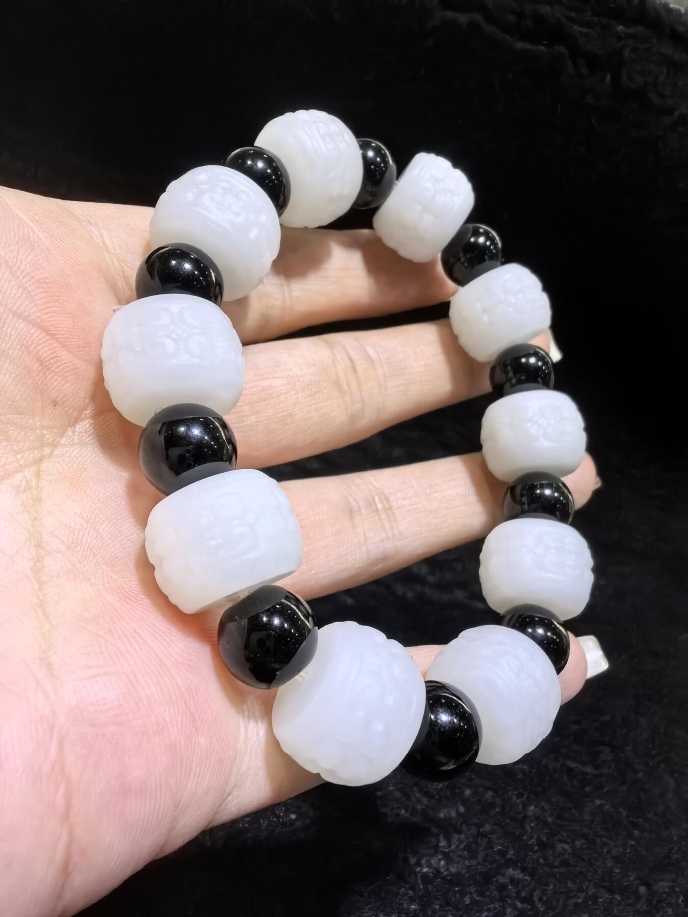 新疆和田一级白手串佛珠男款，精雕祥云纹，脂粉足，个别珠微结构，配饰为黑曜石，尺寸：1.5cm*1.1cm 克重：61.6g