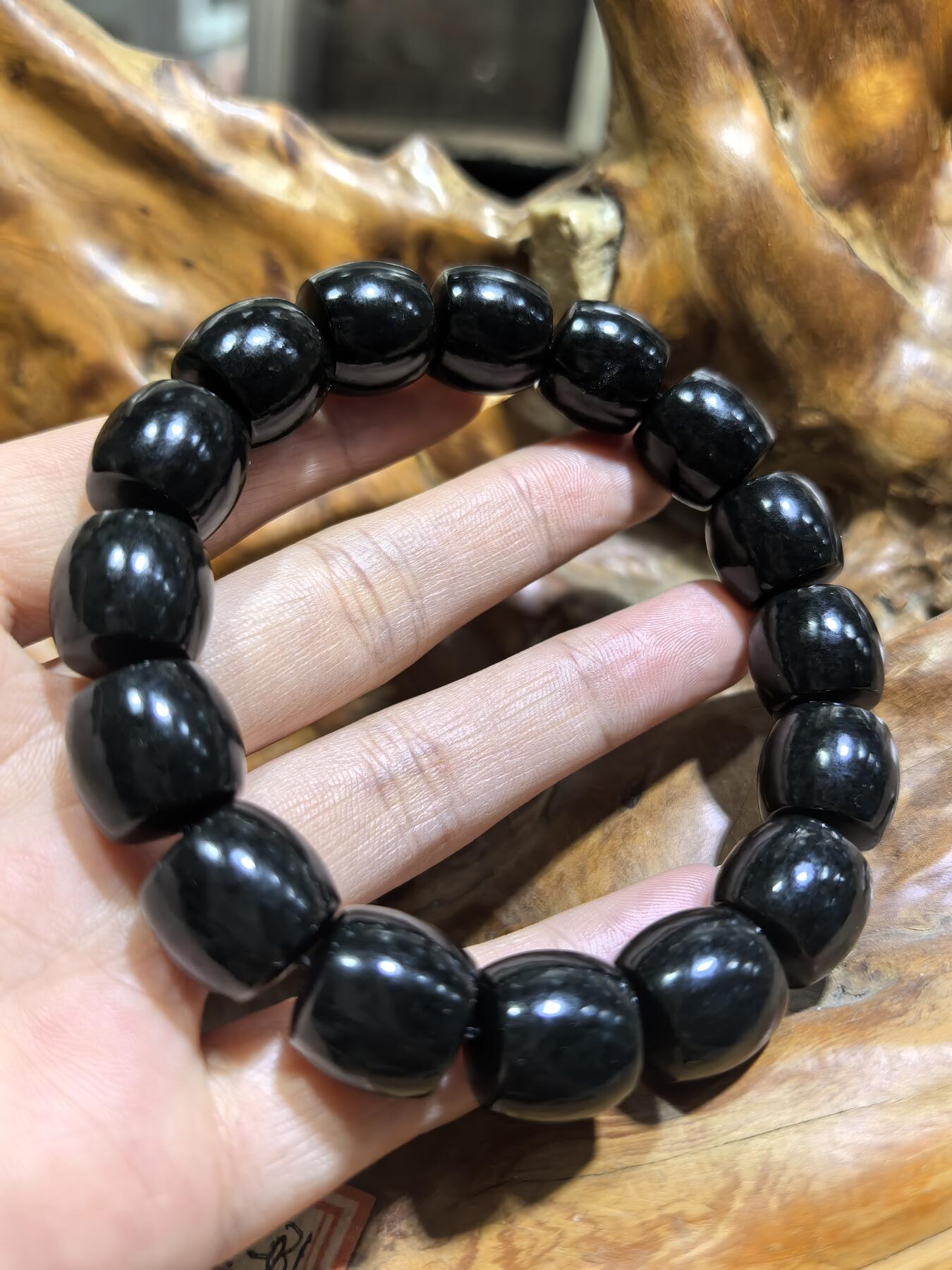 新疆和田黑青料桶珠手串佛珠男款，细度极佳。过灯青绿。黑如墨润如脂。实物实拍，所见即所得。尺寸：1.38cm*1.4cm克重：81.8g