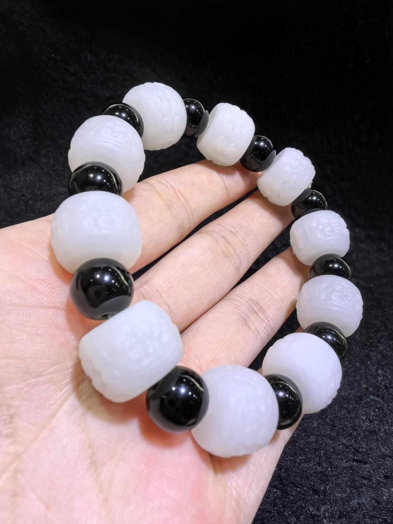 新疆和田一级白手串佛珠男款，精雕祥云纹，脂粉足，个别珠微结构，配饰为黑曜石，尺寸：1.5cm*1.1cm 克重：61.6g