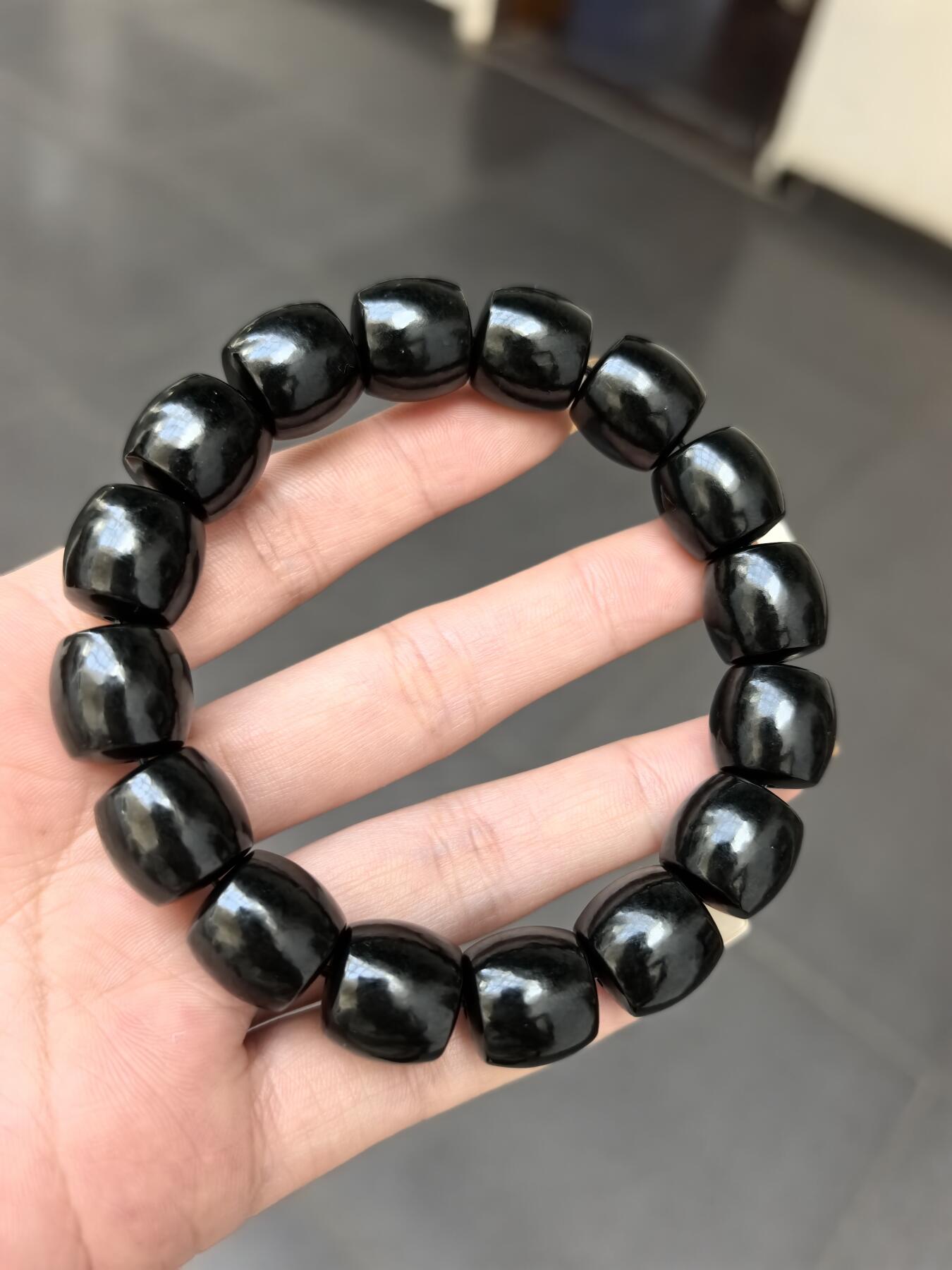 新疆和田黑青料桶珠手串佛珠男款，细度极佳。过灯青绿。黑如墨润如脂。实物实拍，所见即所得。尺寸：1.38cm*1.4cm克重：81.8g