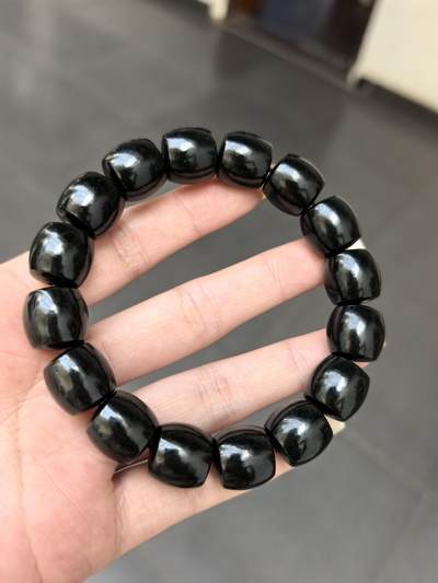 新疆和田黑青料桶珠手串佛珠男款，细度极佳。过灯青绿。黑如墨润如脂。实物实拍，所见即所得。尺寸：1.38cm*1.4cm克重：81.8g