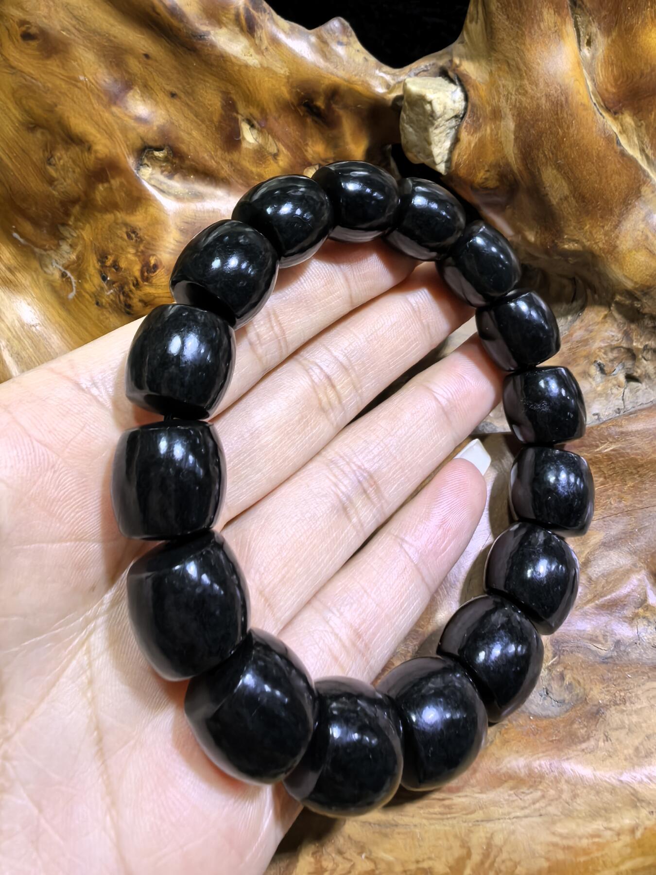 新疆和田黑青料桶珠手串佛珠男款，细度极佳。过灯青绿。黑如墨润如脂。实物实拍，所见即所得。尺寸：1.38cm*1.4cm克重：81.8g