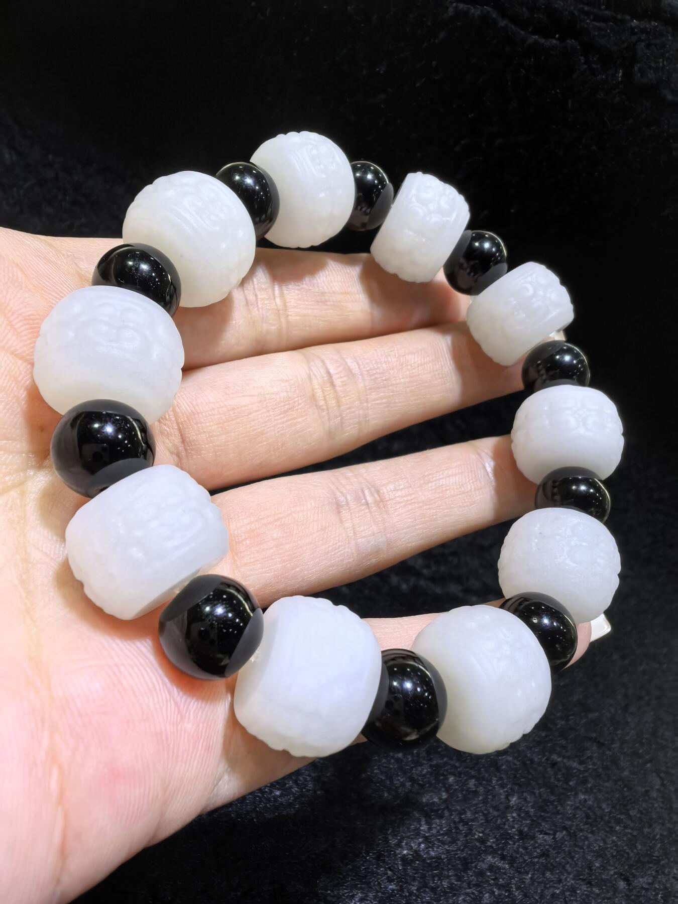 新疆和田一级白手串佛珠男款，精雕祥云纹，脂粉足，个别珠微结构，配饰为黑曜石，尺寸：1.5cm*1.1cm 克重：61.6g