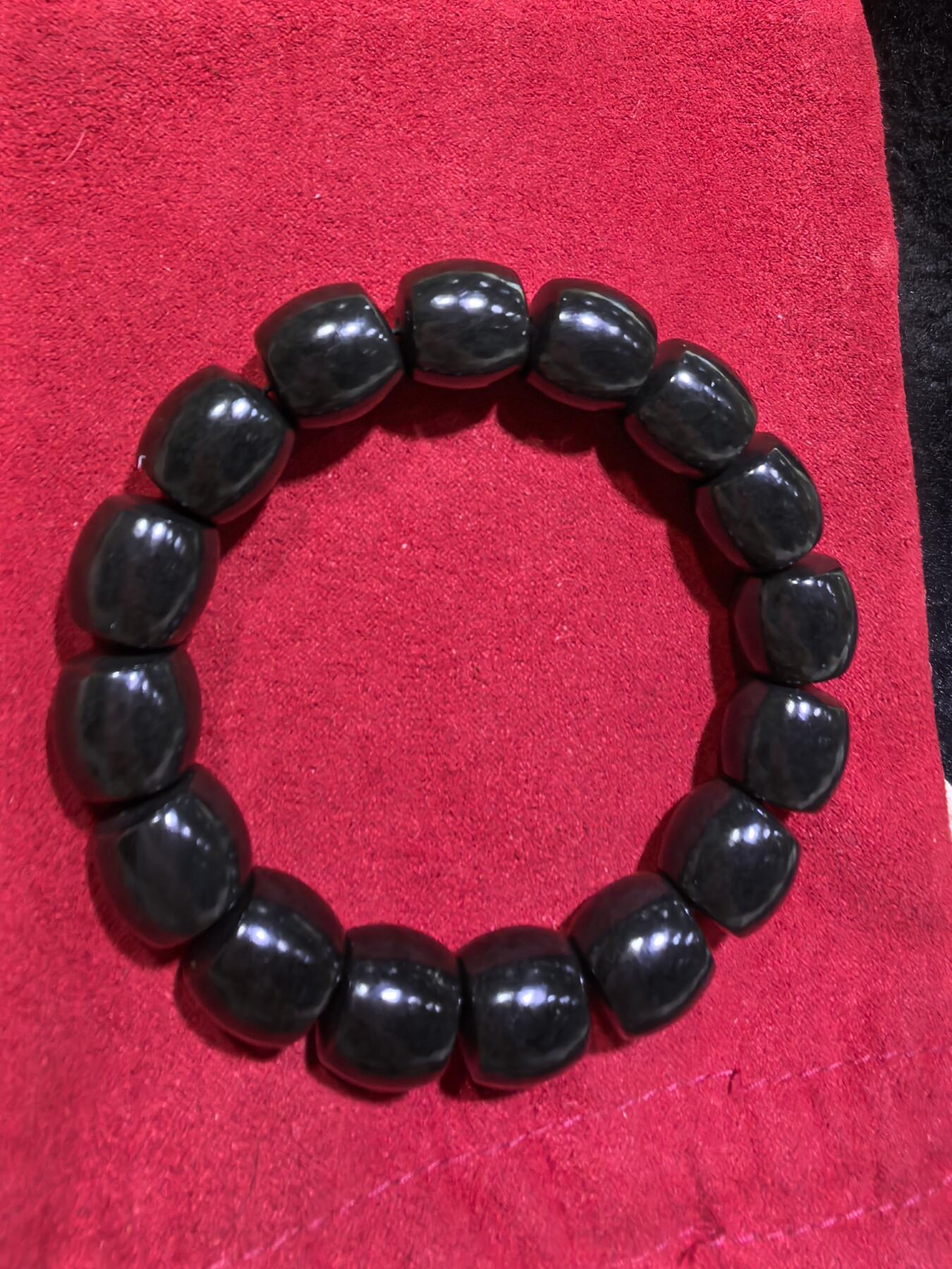 新疆和田黑青料桶珠手串佛珠男款，细度极佳。过灯青绿。黑如墨润如脂。实物实拍，所见即所得。尺寸：1.38cm*1.4cm克重：81.8g