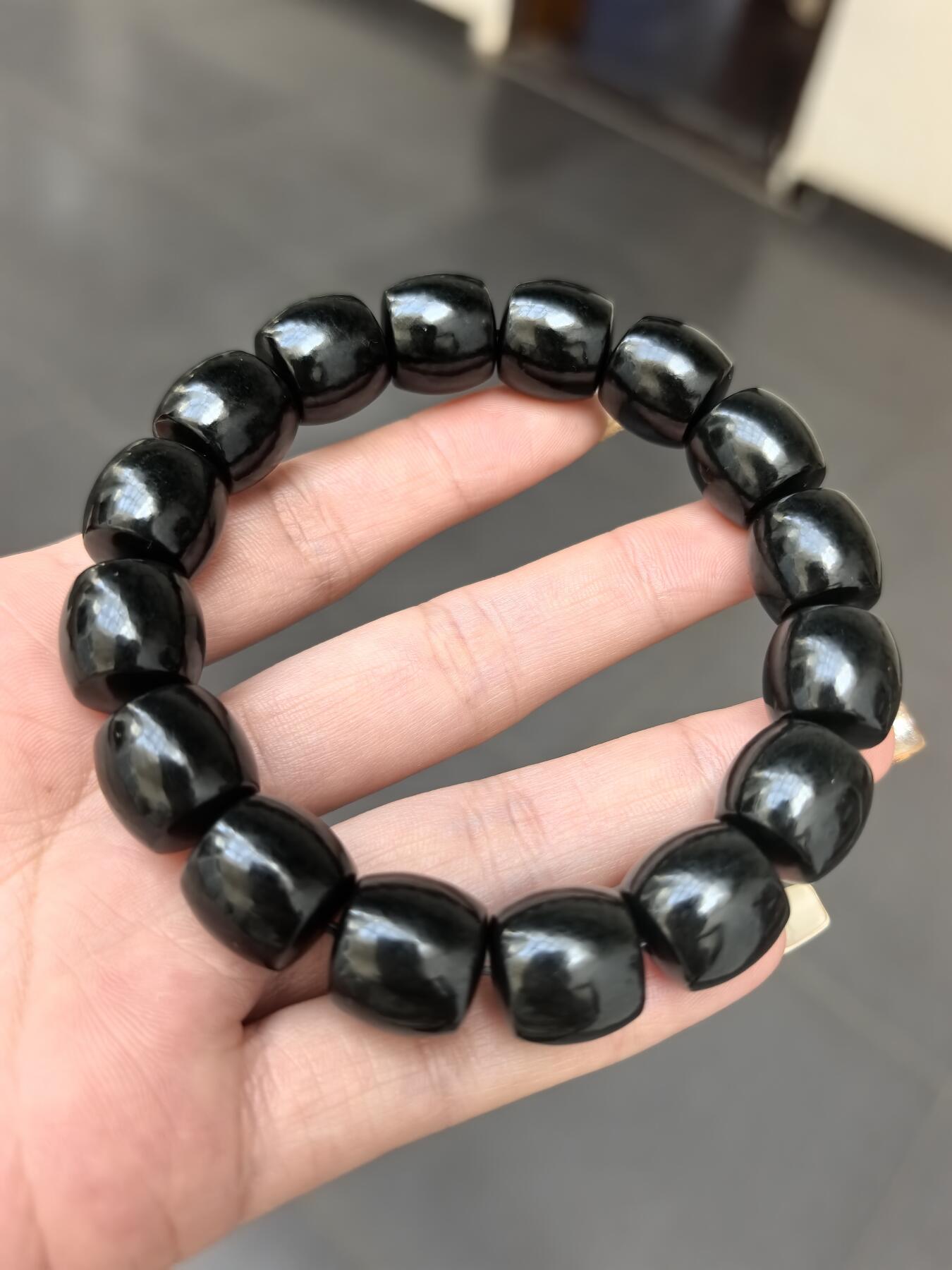 新疆和田黑青料桶珠手串佛珠男款，细度极佳。过灯青绿。黑如墨润如脂。实物实拍，所见即所得。尺寸：1.38cm*1.4cm克重：81.8g