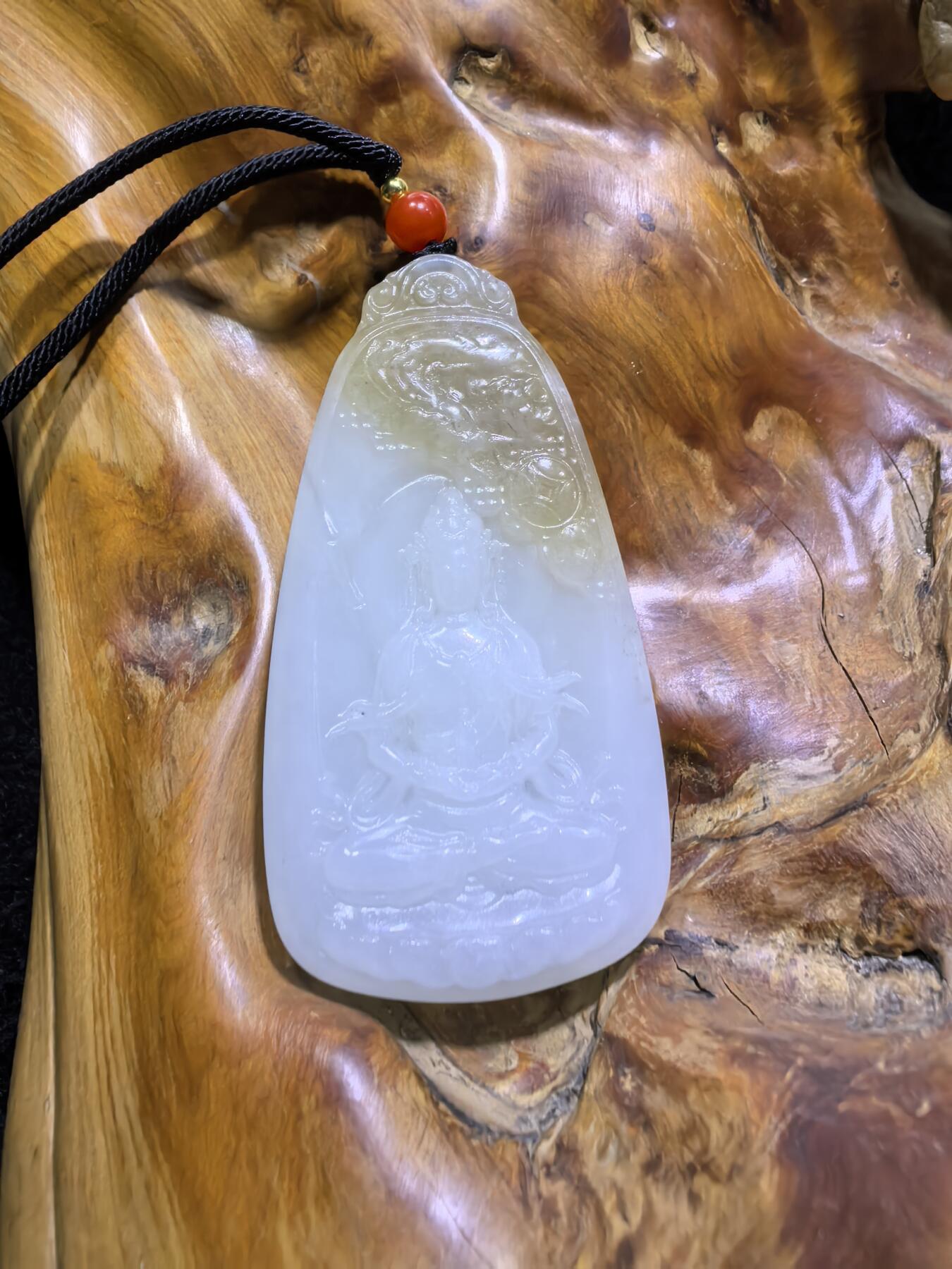 新疆和田且末糖料观音吊坠挂件男款，俏色巧雕，精雕细琢，脂粉十足，油润细腻，尺寸：6.1cm*3.2cm*1.0cm 克重：37g