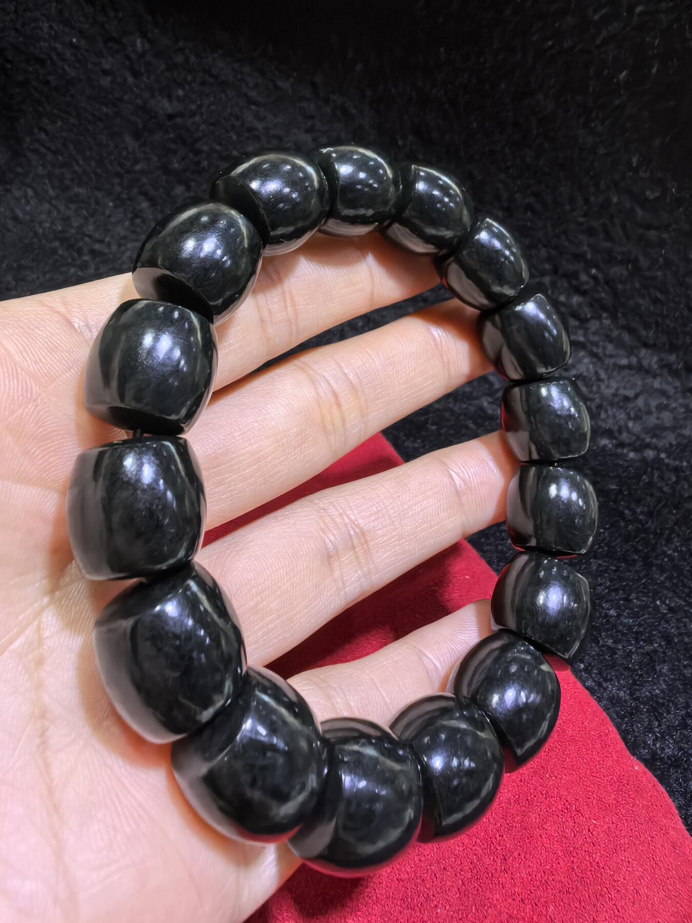 新疆和田黑青料桶珠手串佛珠男款，细度极佳。过灯青绿。黑如墨润如脂。实物实拍，所见即所得。尺寸：1.38cm*1.4cm克重：81.8g