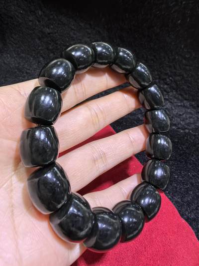新疆和田黑青料桶珠手串佛珠男款，细度极佳。过灯青绿。黑如墨润如脂。实物实拍，所见即所得。尺寸：1.38cm*1.4cm克重：81.8g