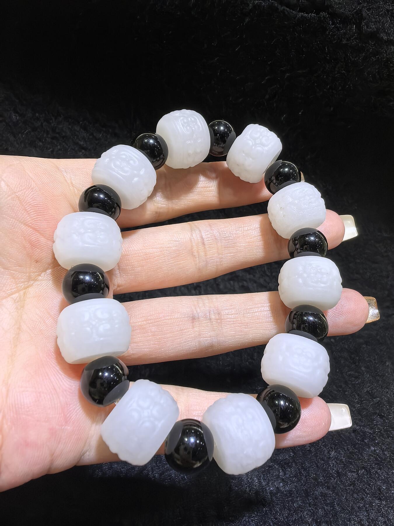 新疆和田一级白手串佛珠男款，精雕祥云纹，脂粉足，个别珠微结构，配饰为黑曜石，尺寸：1.5cm*1.1cm 克重：61.6g