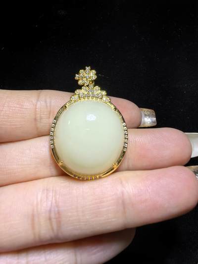 新疆和田若羌黄口料女款吊坠挂件，油糕料，玉质温润细腻老熟。脂粉十足，简约大气。尺寸:3.6cm＊2.6cm＊1.3cm克重：10.4g