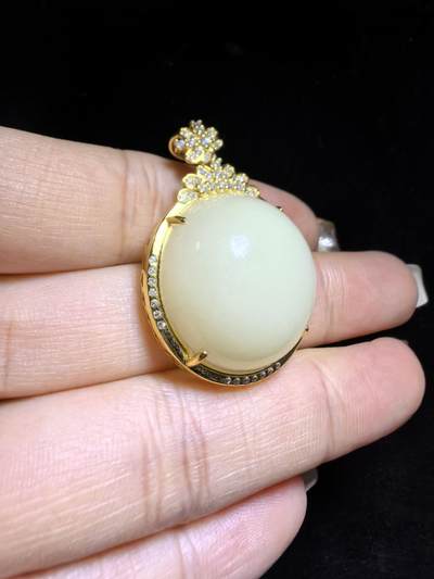 新疆和田若羌黄口料女款吊坠挂件，油糕料，玉质温润细腻老熟。脂粉十足，简约大气。尺寸:3.6cm＊2.6cm＊1.3cm克重：10.4g