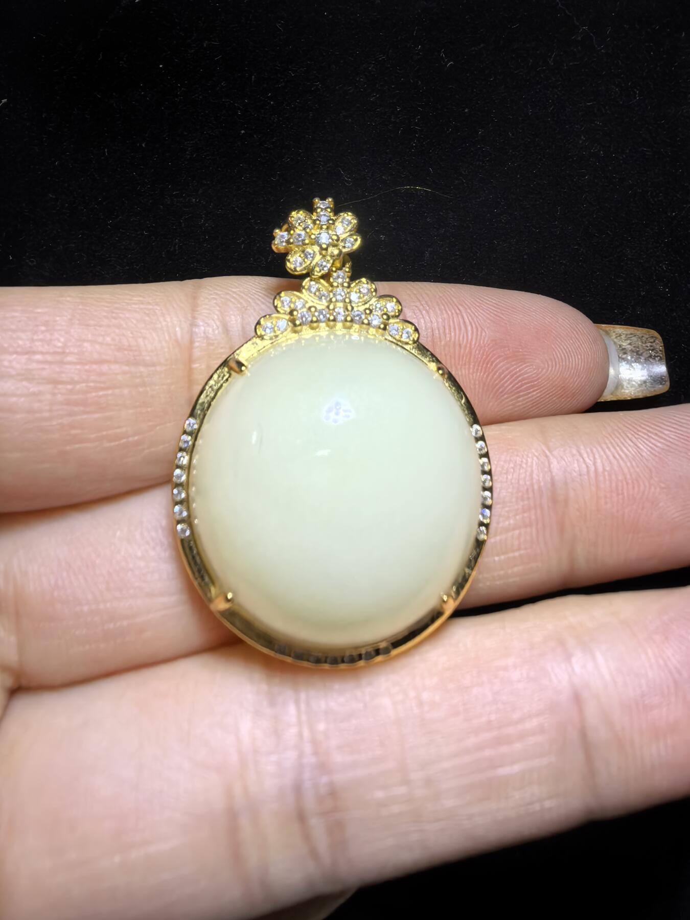 新疆和田若羌黄口料女款吊坠挂件，油糕料，玉质温润细腻老熟。脂粉十足，简约大气。尺寸:3.6cm＊2.6cm＊1.3cm克重：10.4g