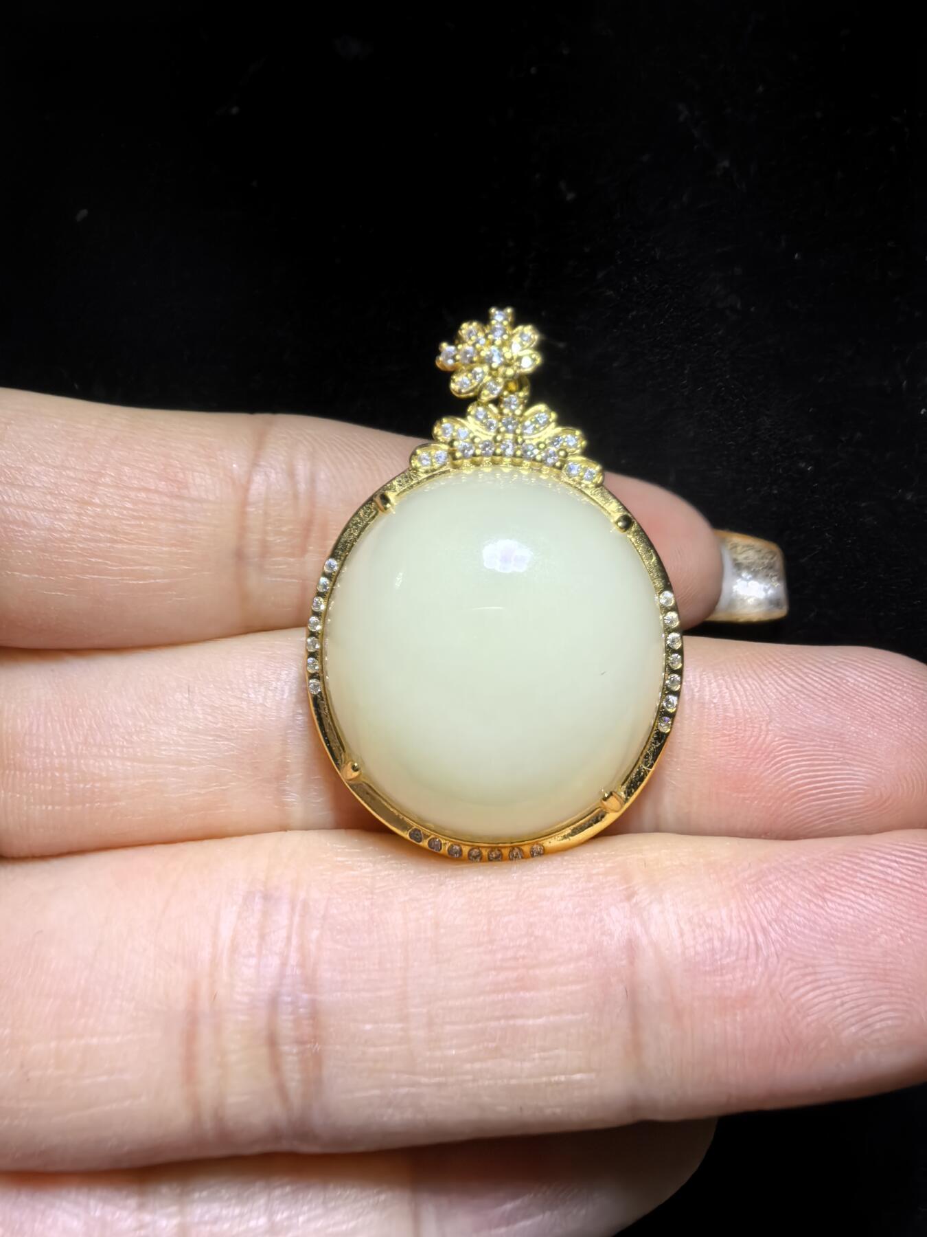 新疆和田若羌黄口料女款吊坠挂件，油糕料，玉质温润细腻老熟。脂粉十足，简约大气。尺寸:3.6cm＊2.6cm＊1.3cm克重：10.4g