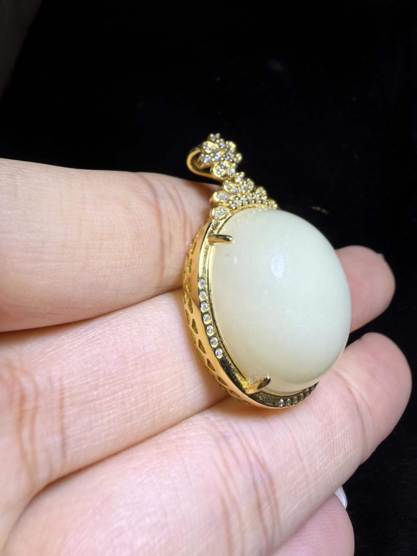 新疆和田若羌黄口料女款吊坠挂件，油糕料，玉质温润细腻老熟。脂粉十足，简约大气。尺寸:3.6cm＊2.6cm＊1.3cm克重：10.4g