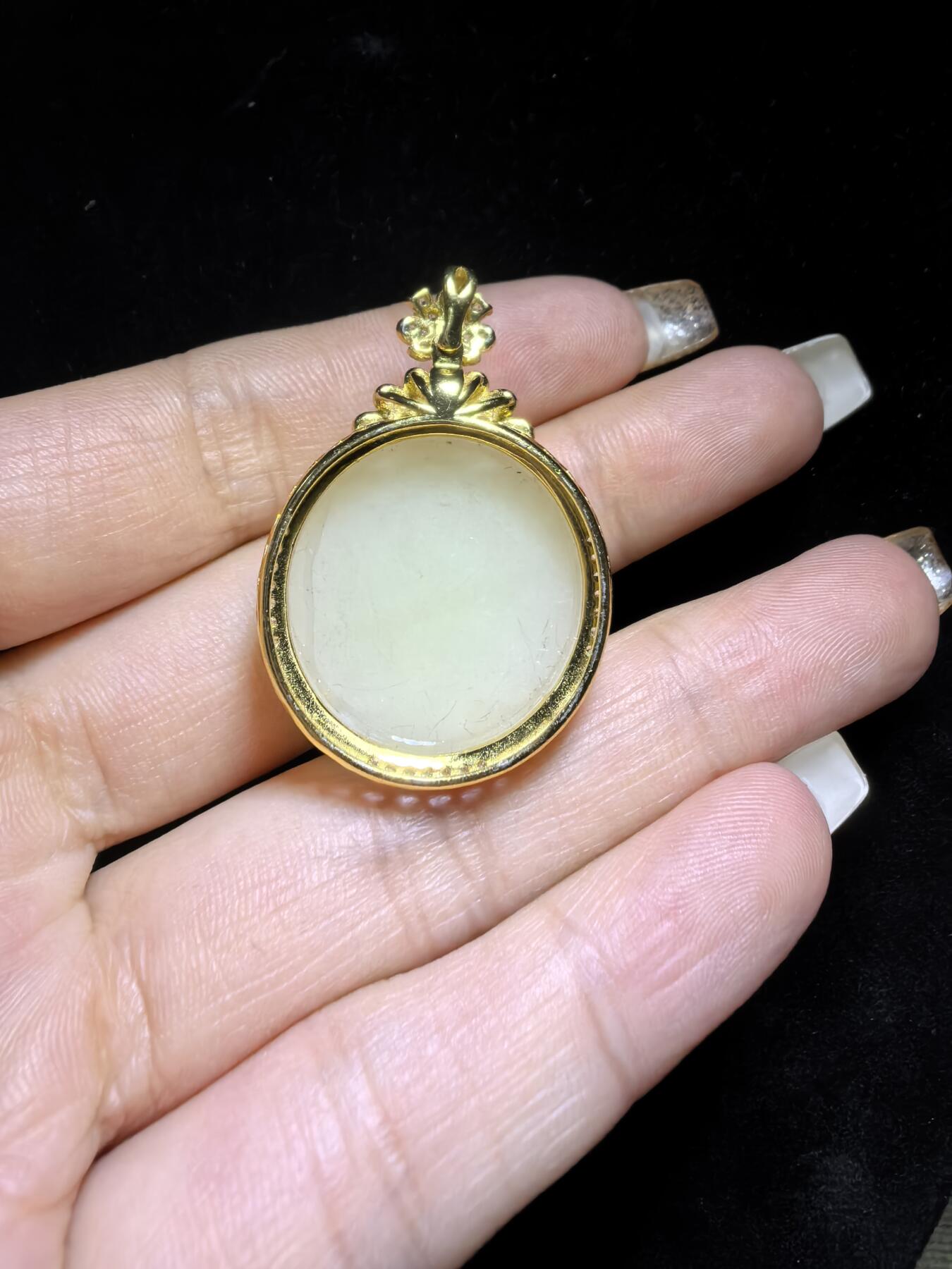 新疆和田若羌黄口料女款吊坠挂件，油糕料，玉质温润细腻老熟。脂粉十足，简约大气。尺寸:3.6cm＊2.6cm＊1.3cm克重：10.4g