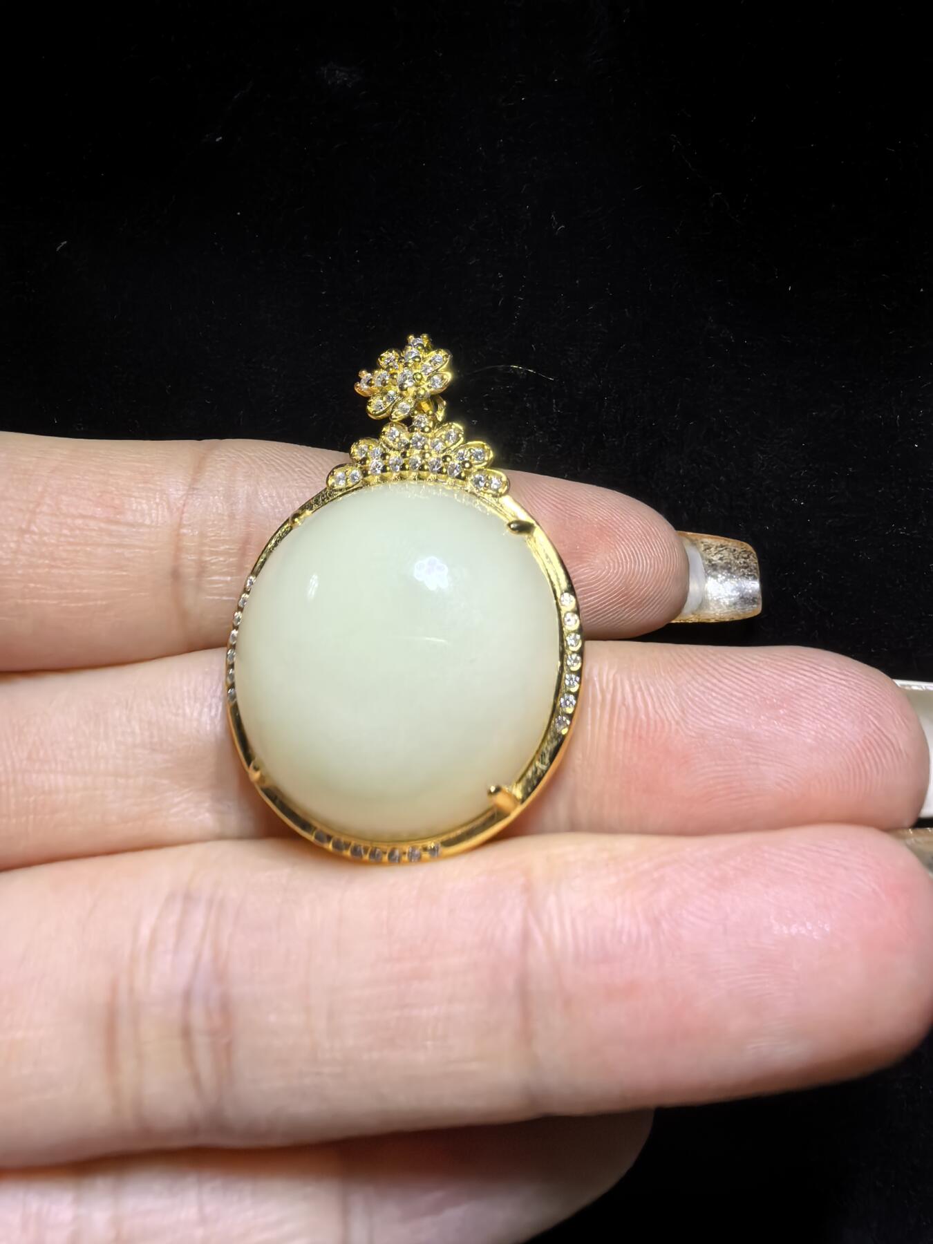 新疆和田若羌黄口料女款吊坠挂件，油糕料，玉质温润细腻老熟。脂粉十足，简约大气。尺寸:3.6cm＊2.6cm＊1.3cm克重：10.4g