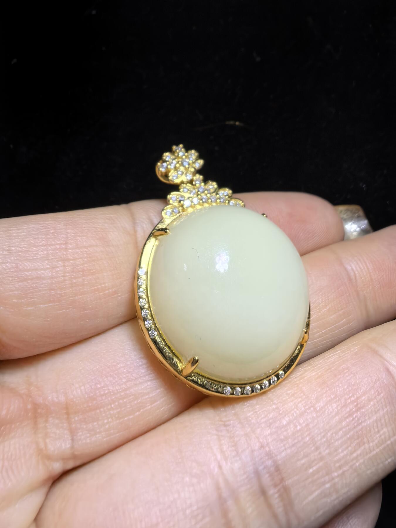 新疆和田若羌黄口料女款吊坠挂件，油糕料，玉质温润细腻老熟。脂粉十足，简约大气。尺寸:3.6cm＊2.6cm＊1.3cm克重：10.4g