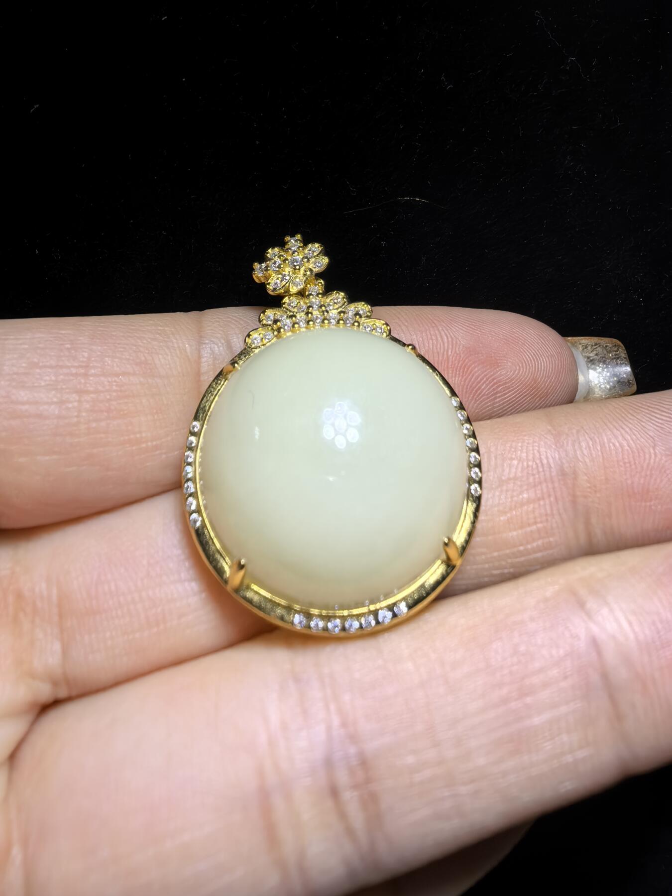 新疆和田若羌黄口料女款吊坠挂件，油糕料，玉质温润细腻老熟。脂粉十足，简约大气。尺寸:3.6cm＊2.6cm＊1.3cm克重：10.4g