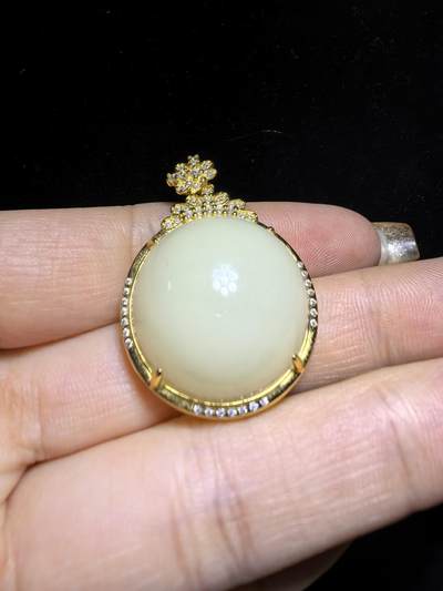 新疆和田若羌黄口料女款吊坠挂件，油糕料，玉质温润细腻老熟。脂粉十足，简约大气。尺寸:3.6cm＊2.6cm＊1.3cm克重：10.4g