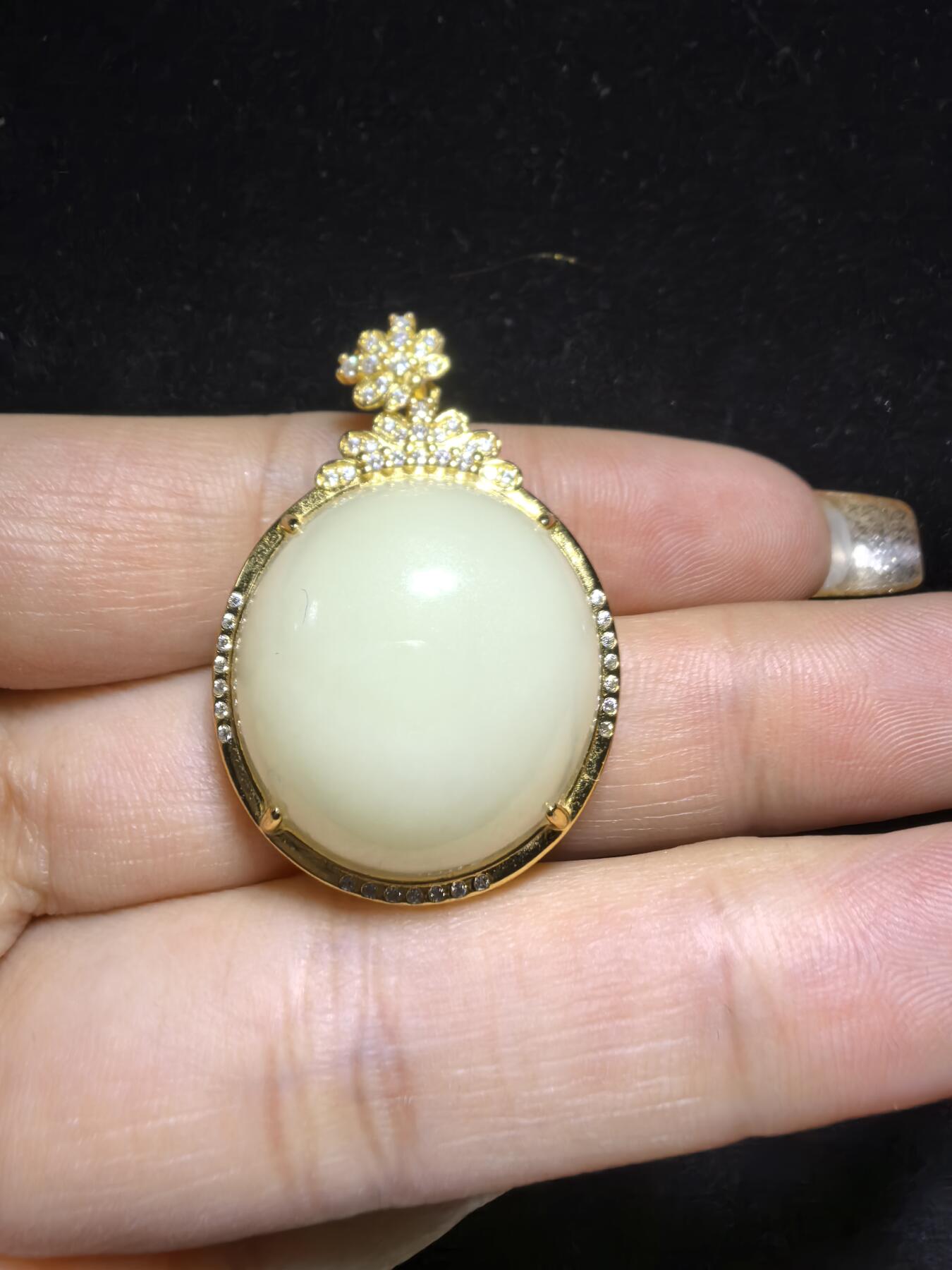 新疆和田若羌黄口料女款吊坠挂件，油糕料，玉质温润细腻老熟。脂粉十足，简约大气。尺寸:3.6cm＊2.6cm＊1.3cm克重：10.4g