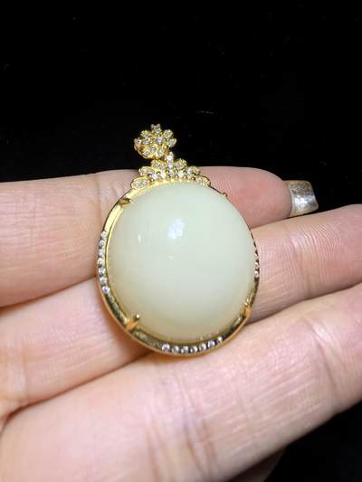 新疆和田若羌黄口料女款吊坠挂件，油糕料，玉质温润细腻老熟。脂粉十足，简约大气。尺寸:3.6cm＊2.6cm＊1.3cm克重：10.4g