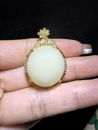 新疆和田若羌黄口料女款吊坠挂件，油糕料，玉质温润细腻老熟。脂粉十足，简约大气。尺寸:3.6cm＊2.6cm＊1.3cm克重：10.4g