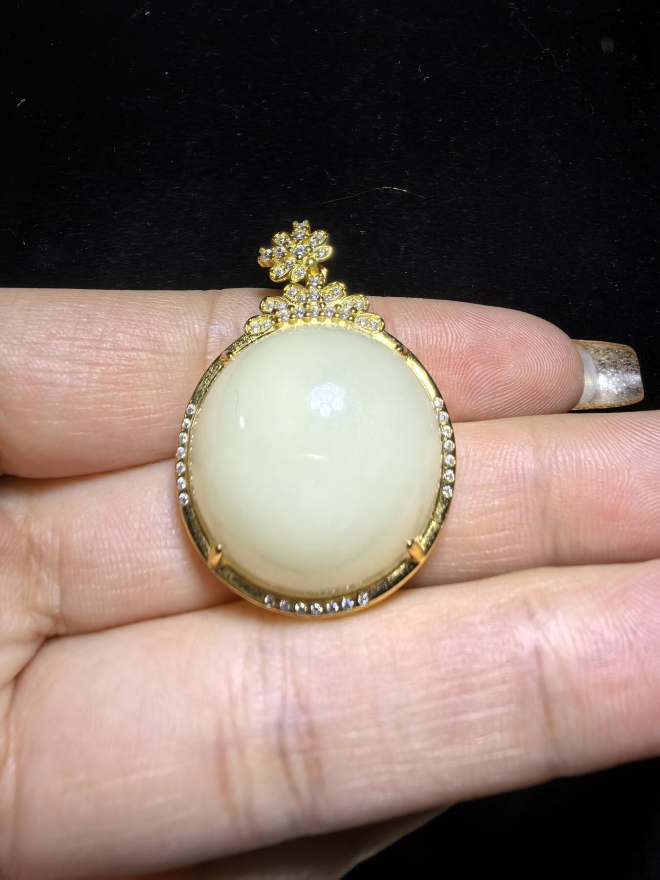 新疆和田若羌黄口料女款吊坠挂件，油糕料，玉质温润细腻老熟。脂粉十足，简约大气。尺寸:3.6cm＊2.6cm＊1.3cm克重：10.4g