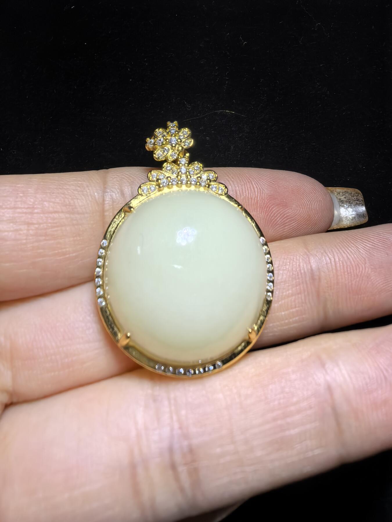 新疆和田若羌黄口料女款吊坠挂件，油糕料，玉质温润细腻老熟。脂粉十足，简约大气。尺寸:3.6cm＊2.6cm＊1.3cm克重：10.4g